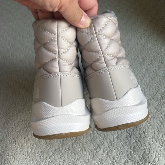 NEW -THE NORTH FACE Women’s  Thermoball  Zip boots. Size US 5. Color = Tan - Picture 6 of 8